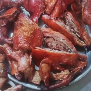 mua-heo-quay-mieng-ngon-tai-quan-5