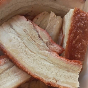 mua-heo-quay-mieng-ngon-tai-quan-3