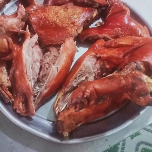 mua-heo-quay-mieng-ngon-tai-quan-4