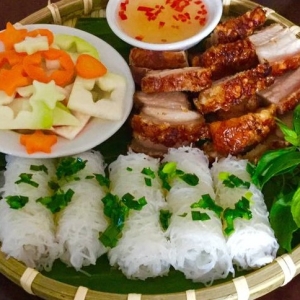 banh-hoi-thit-heo-quay-giao-hoa-cua-huong-vi-va-ky-uc